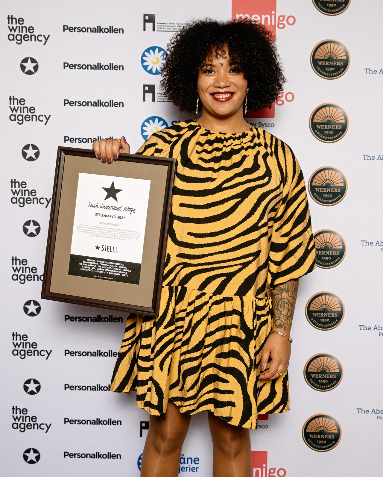 Sarah Lindstrand Mboge visar stolt upp sitt pris från Årets Stellaservis. Priset hon vann 2021